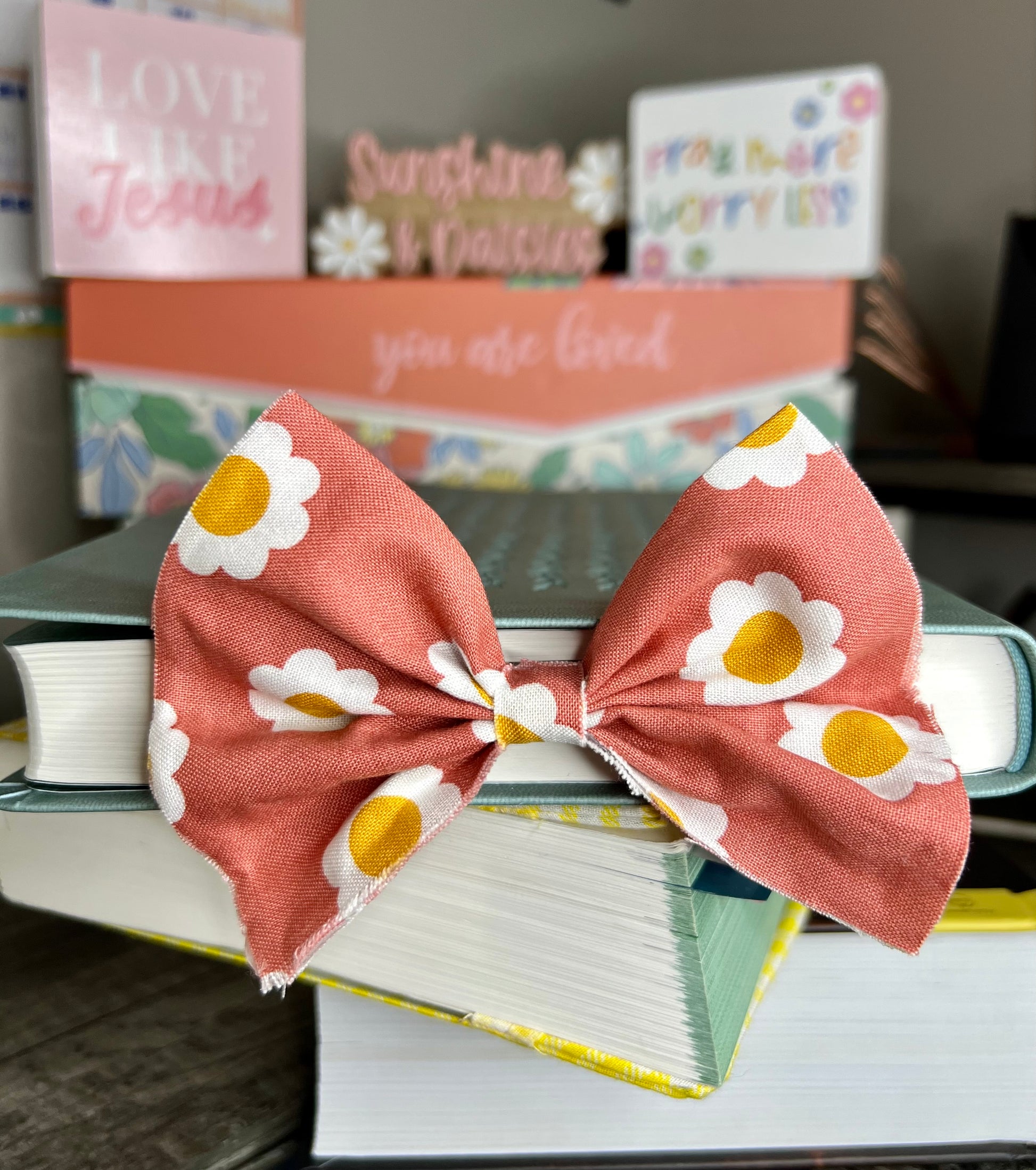Retro Daisy Bow