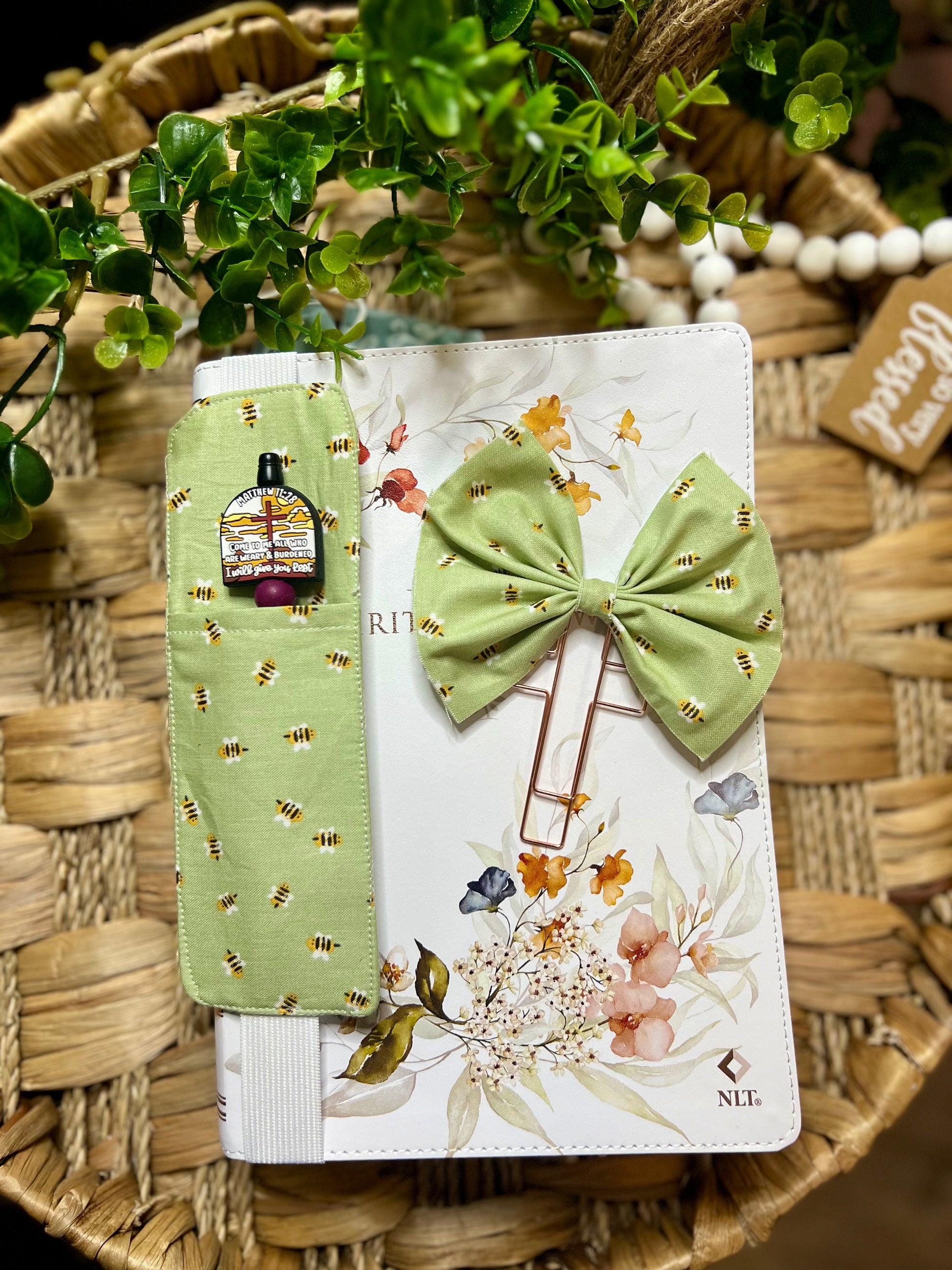 Bee Pen holder & Bow